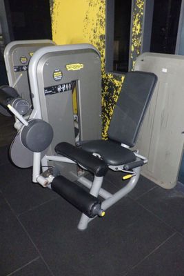 une machine posée sur le sol de la salle de sport