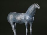 statue d'un cheval sur un socle, sur fond noir