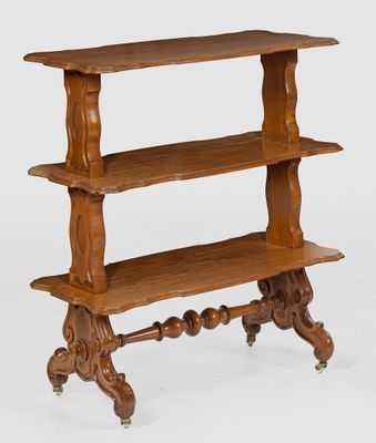 une étagère en bois comportant trois tablettes de chaque côté