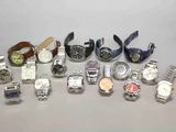 tout un tas de montres posées les unes à côté des autres sur la table