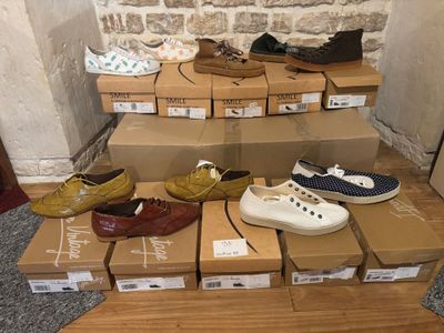 de nombreuses paires de chaussures posées sur des cartons