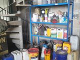 de nombreux pots de peinture alignés sur une étagère