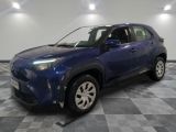 La Toyota RAV bleue est garée sur un sol carrelé à damier.