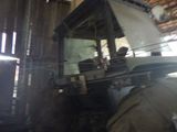 un tracteur garé à l'intérieur d'un bâtiment