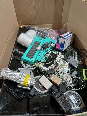 une boîte en carton remplie d'appareils électroniques et d'autres objets