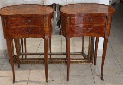 paire de tables de chevet anciennes de style français avec plateau en marbre