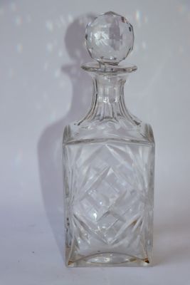 une bouteille en verre transparent munie d'un bouchon en verre