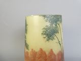 un vase sur lequel figure l'image d'un arbre