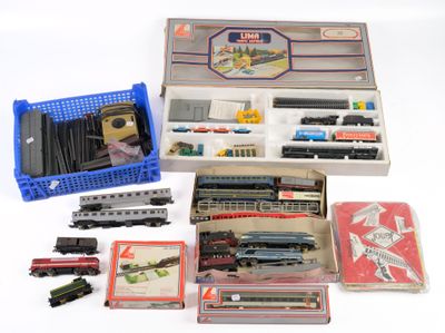 plein de petits trains miniatures dans une boîte posée sur la table