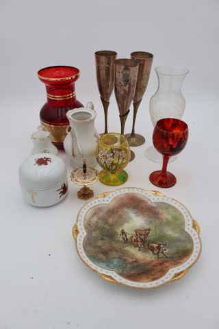 Deux vases en verre, trois flûtes à champagne métal, assiette por...