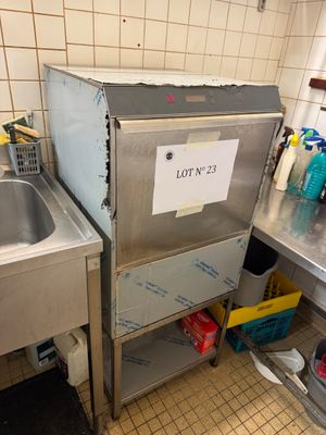 un évier et un lave-vaisselle dans une petite cuisine