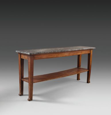 une console en bois avec un plateau en marbre