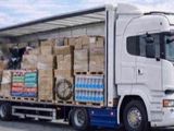 un camion avec une remorque chargée de cartons à l'arrière