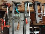 de nombreux outils suspendus au plafond d'un immeuble
