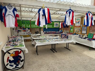 une pièce où se trouvent de nombreuses tables sur lesquelles sont suspendus des t-shirts