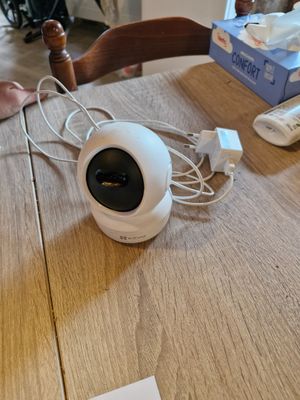 un appareil photo posé sur une table à côté d'un téléphone portable