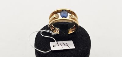 l'image d'une bague en or ornée d'une pierre bleue