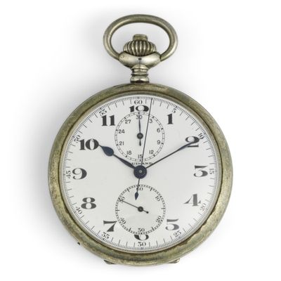 gros plan d'une montre de poche sur fond blanc