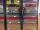 un homme debout devant un réfrigérateur dans un magasin
