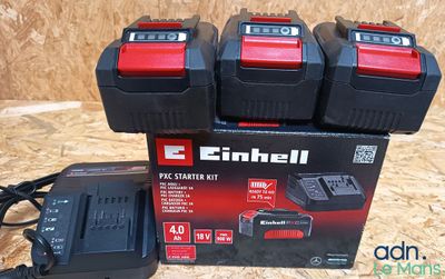 deux batteries et un chargeur posés sur une table