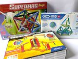 deux boîtes de jouets et une boîte d'aimants posées sur une table