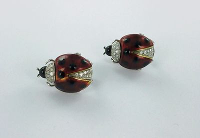 une paire de boucles d'oreilles en forme de coccinelles ornées de diamants