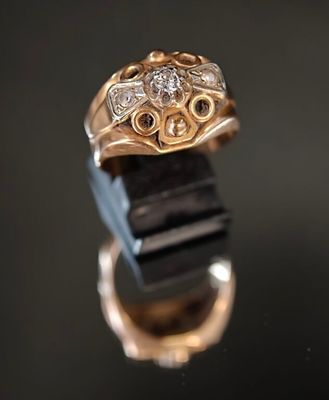 Gros plan sur une bague en or ornée d'un diamant