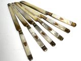 six stylos en marbre argenté et blanc posés sur une surface blanche