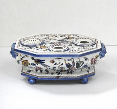 une assiette bleue et blanche ornée d'un motif représentant un oiseau