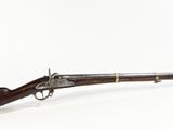 un vieux fusil au canon en bois et aux garnitures en laiton