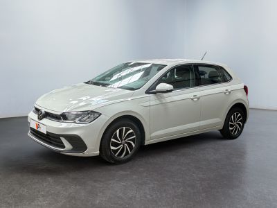 une Volkswagen Polo break blanche garée dans une pièce blanche