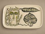 une assiette sur laquelle est représentée une femme et un oiseau