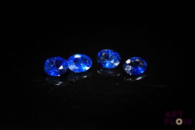trois saphirs bleus sur fond noir