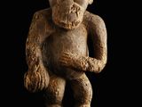 une statue antique représentant un singe au corps humain