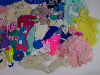 Important ensemble de vêtements dépareillés pour Barbie des …