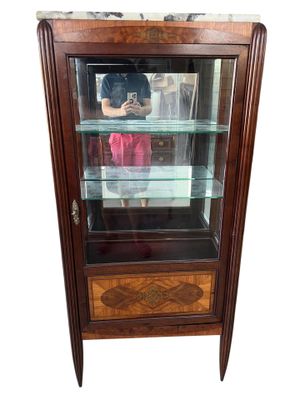 une photo montrant une personne en train de prendre une photo d'une vitrine
