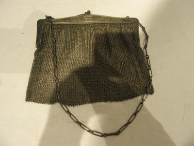 un sac à main muni d'une chaîne, posé sur la tête d'un mannequin