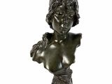une image représentant un petit buste en bronze d'une femme