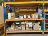 de nombreux cartons sur les étagères de l'entrepôt