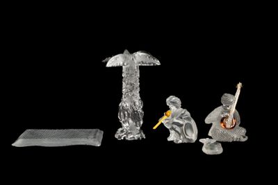 trois figurines assises l'une à côté de l'autre