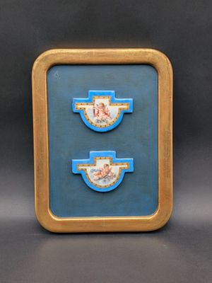 une image représentant deux plaques bleues et dorées