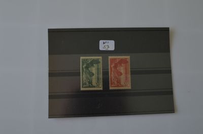 une photo d'une photo représentant deux timbres accrochés au mur