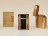 cinq types différents de briquets sur une surface blanche