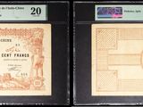 Trois types différents de billets de banque sont exposés dans une vitrine.