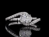 gros plan d'une bague en diamant sur une surface réfléchissante