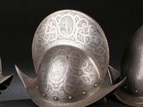 trois casques posés les uns à côté des autres sur une table