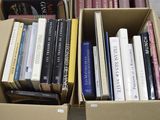 de nombreux livres dans une boîte posée par terre