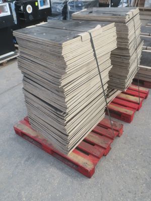 une pile de palettes posée sur une palette dans un entrepôt