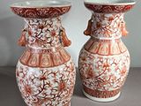 deux vases posés côte à côte sur une table