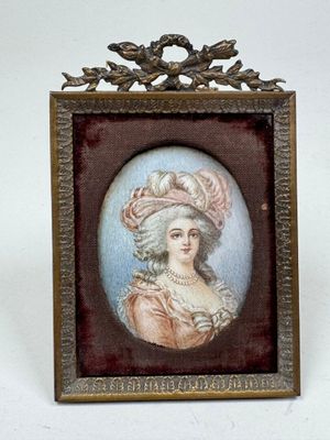 portrait d'une dame portant un chapeau rose et des perles, dans un cadre doré